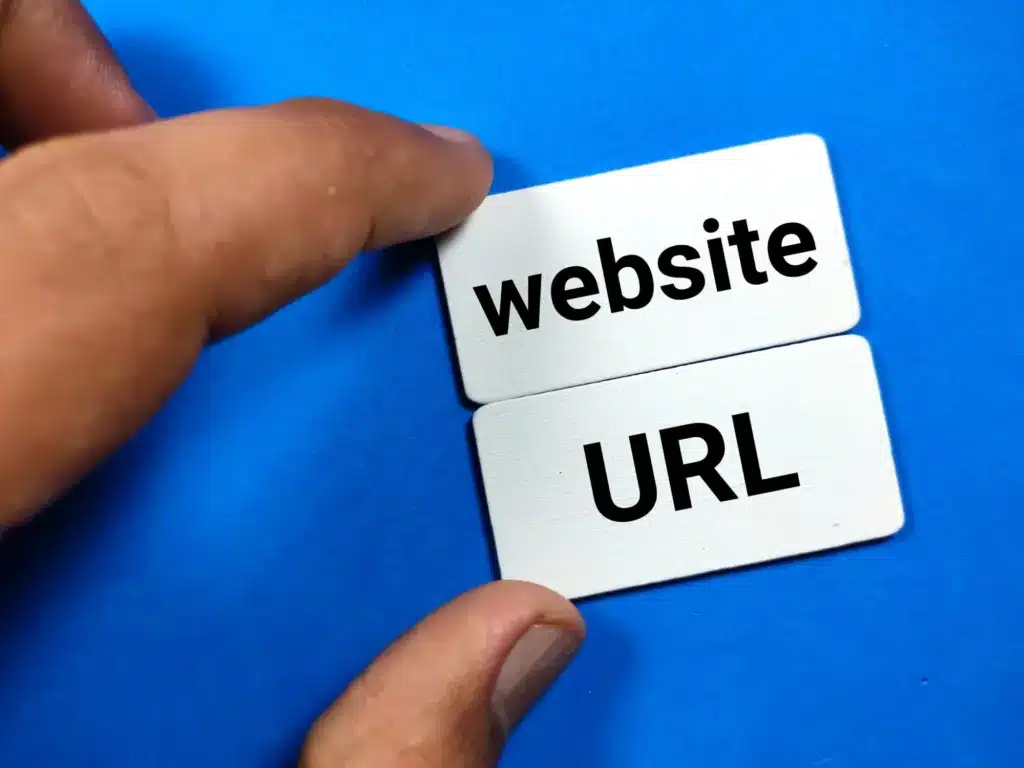 Hand houdt een houten bord met de tekst website url vast