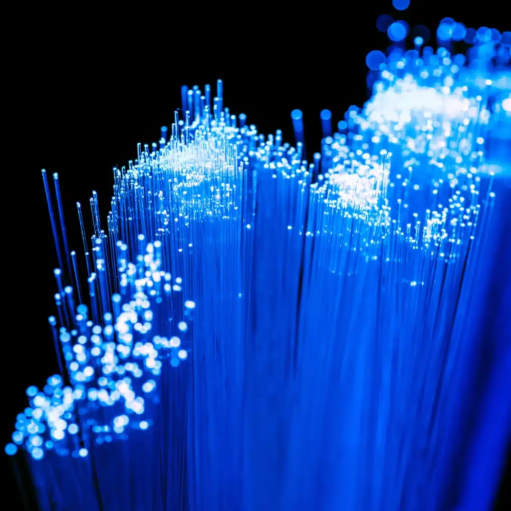 Glasvezelkabels die blauw oplichten