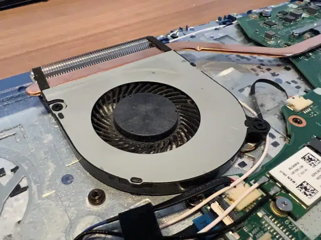 Binnenkant van een laptop met ventilator tijdens een onderhoudsbeurt bij Uwish-IT