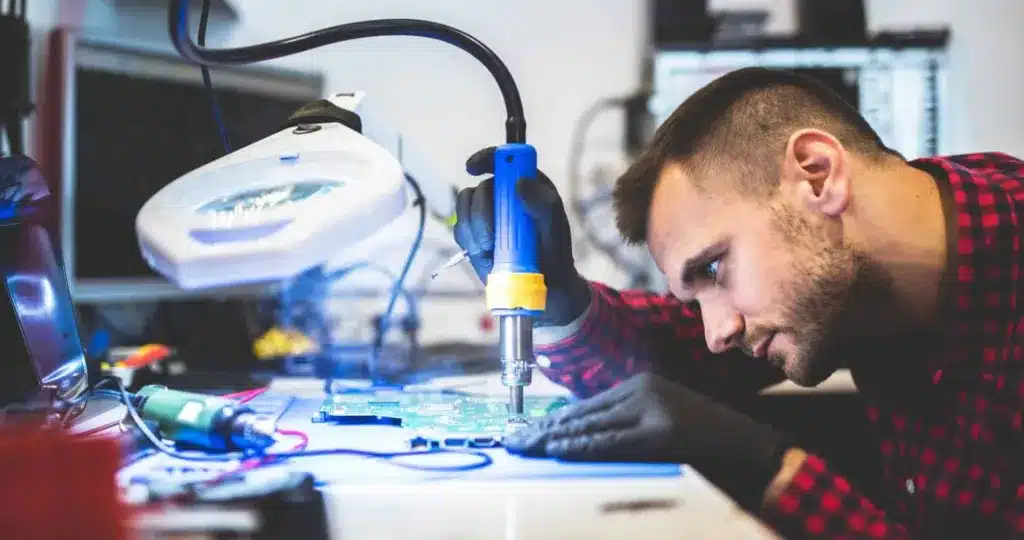 Technicus herstelt het moederbord van een computer in de werkplaats