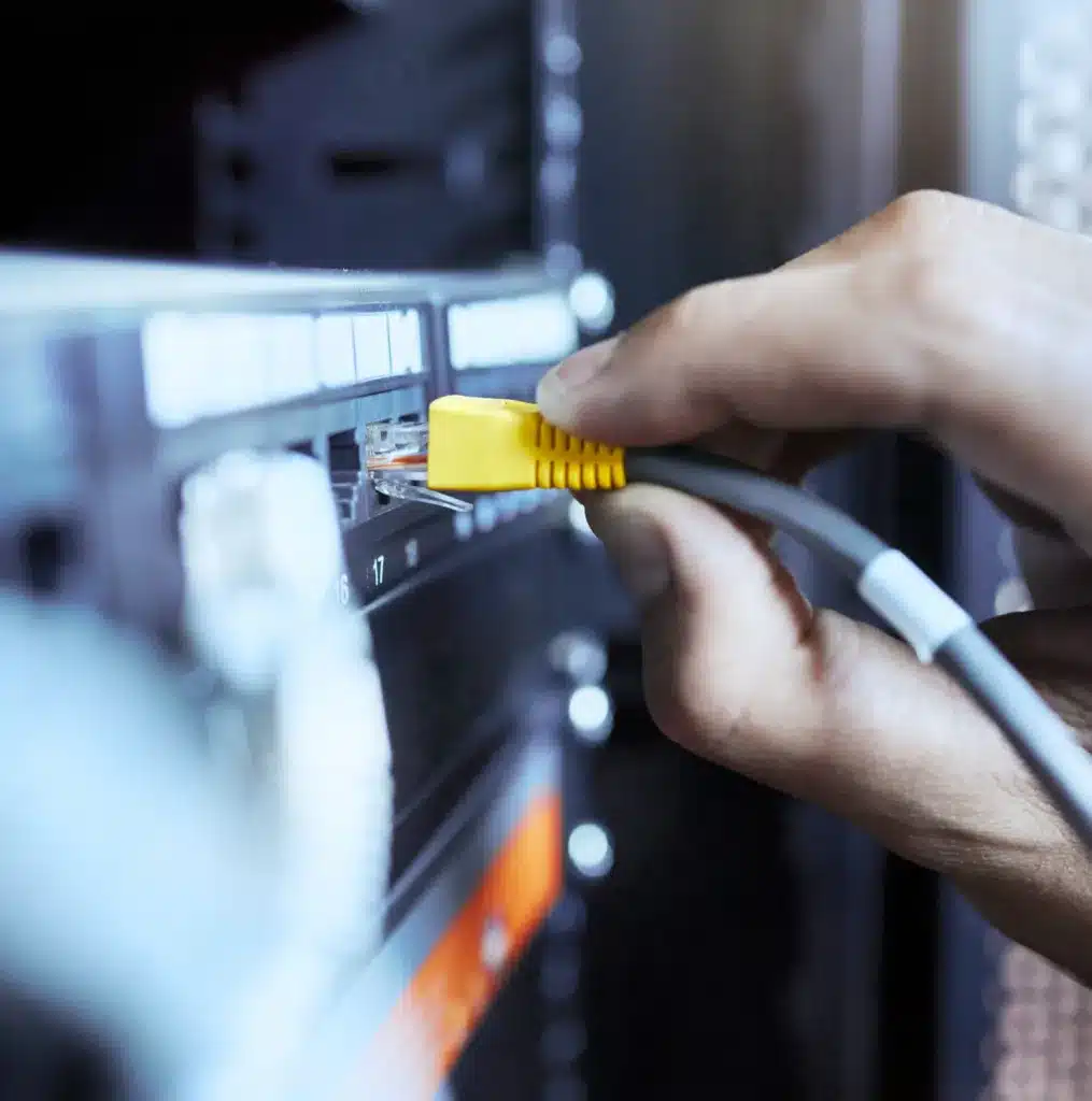 Serverkast met netwerkkabels in een datacenter