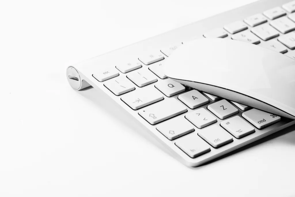 Wit toetsenbord en muis van een computer