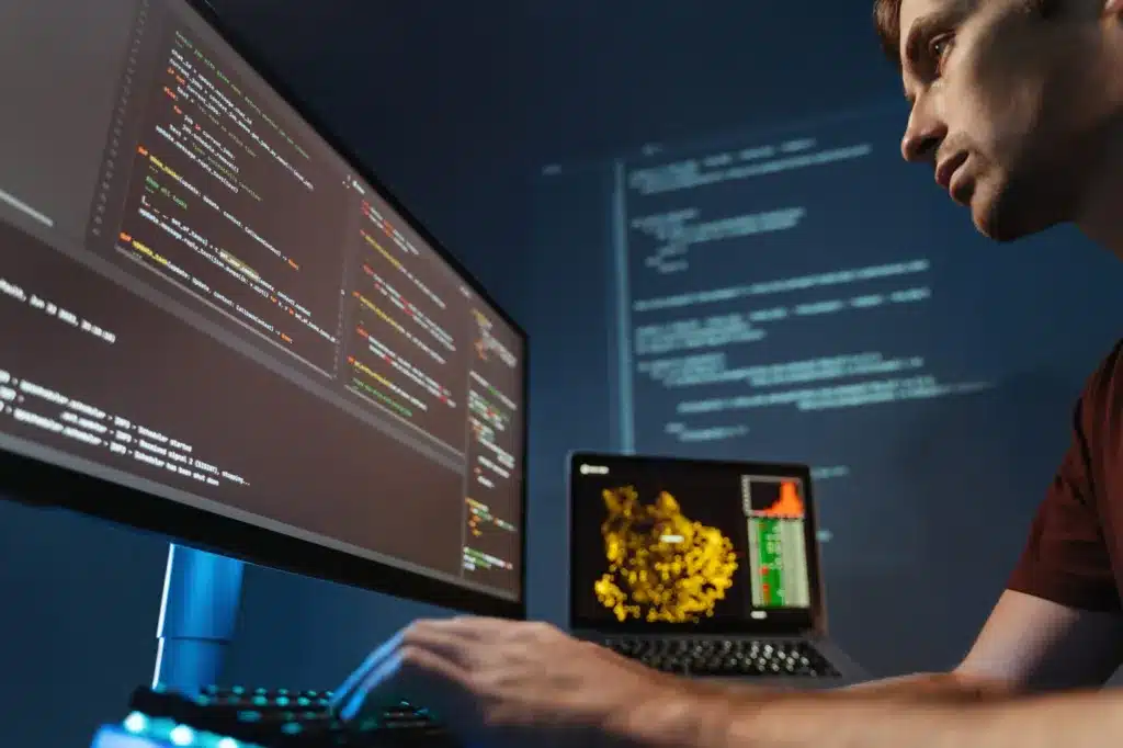Programmeur werkt aan een website op een computer