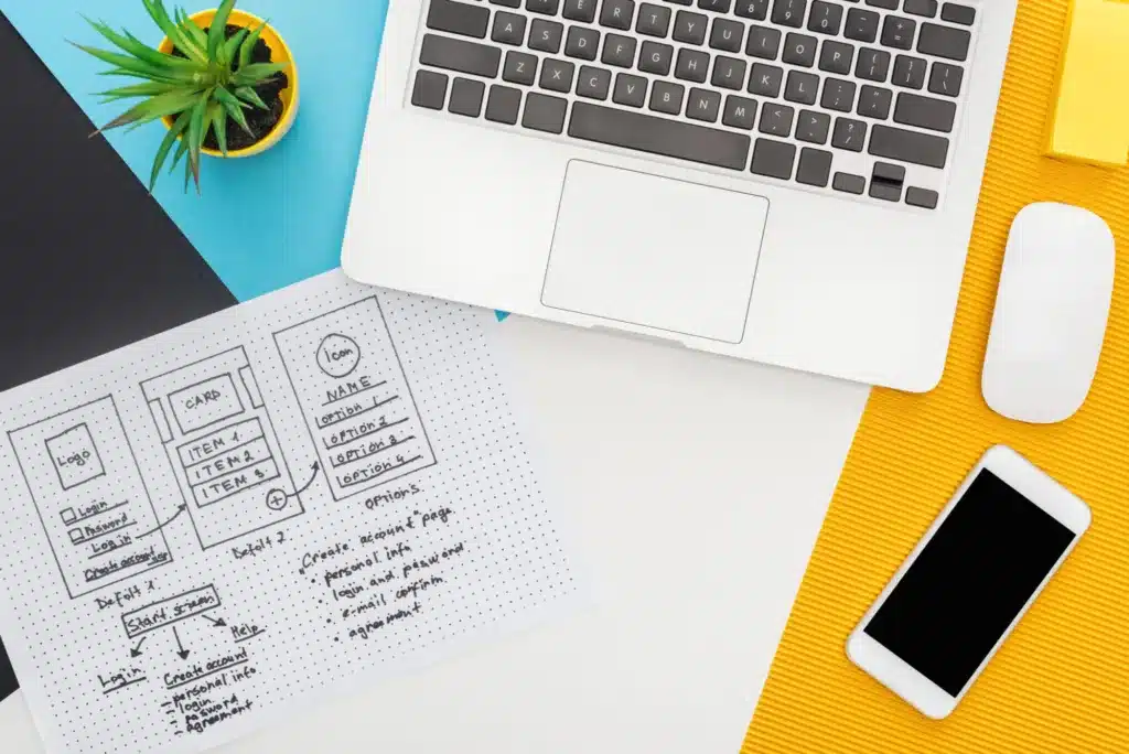 Ontwerp van een website naast laptop en smartphone