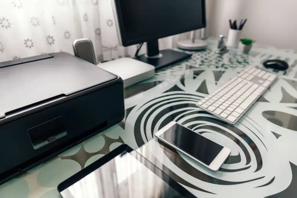 Werkplek met computer, scherm en printer
